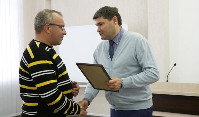 Привітання фахівців автомобільної та дорожньої галузі з професійним святом - Днем автомобіліста і дорожника.