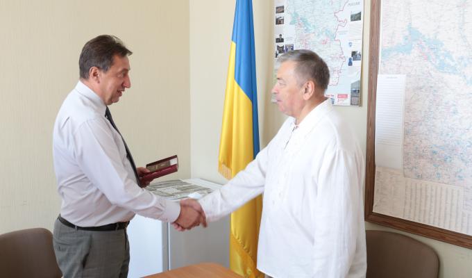 Віталій Комарницький вручив голові обласного об’єднання «Просвіти» державну нагороду