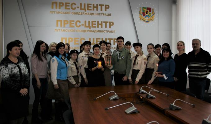 Обласною організацією «Пласт» передано Віфлеємський Вогонь Миру облдержадміністрації