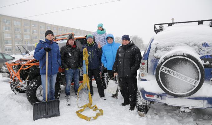 Громадські активісти допомагають учасникам дорожнього руху