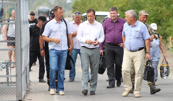 Віталій Комарницький ознайомився з ходом відновлювальних робіт поблизу КПВВ «Станиця Луганська»