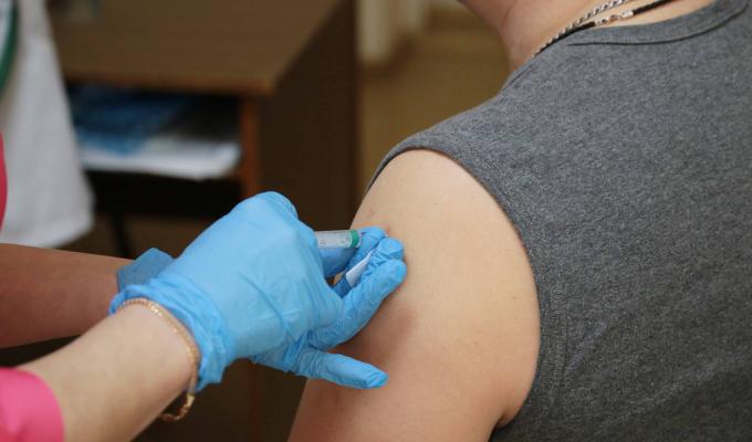 Зупинити пандемію коронавірусу можливо лише вакцинацією – співробітники облдержадміністрації отримали перше щеплення