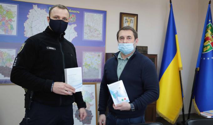 Бути добру: Сергій Гайдай передав патрульній поліції безконтактні термометри