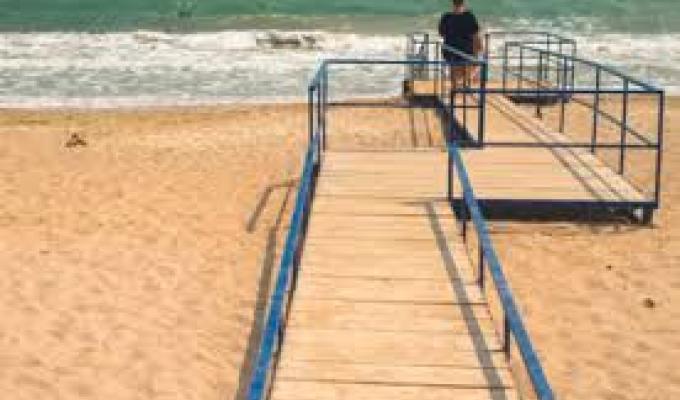На громадських пляжах можуть з’явитися пандуси та обладнані зони купання для маломобільного населення  
