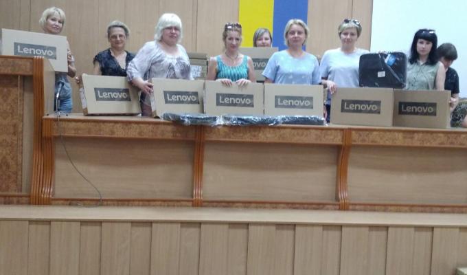 Вчителі Луганщини отримали для роботи 676 ноутбуків