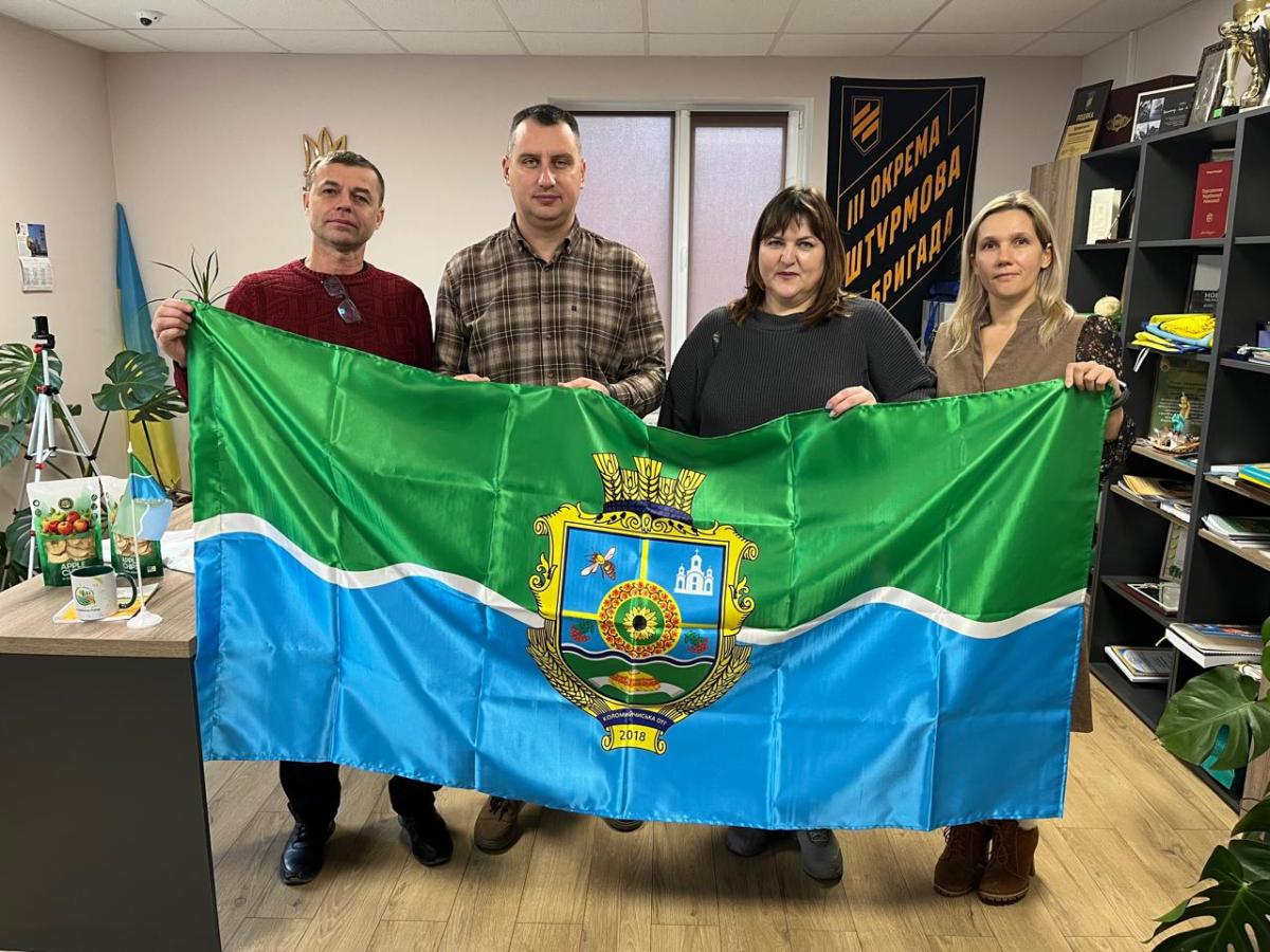 Продовжуємо цикл публікацій про співробітництво громад Луганської області з приймаючими громадами та міжнародними партнерами в межах проєкту «Пліч-о-пліч: згуртовані громади».  Цього разу розглянемо досвід Коломийчиської сільської військової адміністрації, яка завдяки системній роботі з партнерами змогла суттєво розширити перелік послуг для своїх внутрішньо переміщених мешканців.  Станом на сьогодні Коломийчиською СВА підписано та діє 16 меморандумів про співпрацю з військовими адміністраціями Луганської об