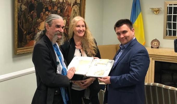 Зустріч Павла Клімкіна зі співзасновником Музею української марки імені Якова Балабана