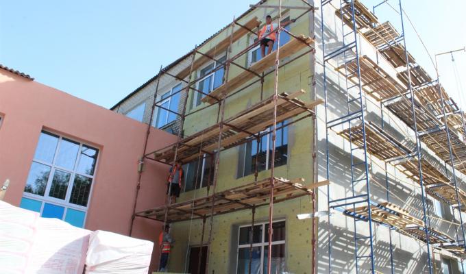 У Троїцькому опорному ліцеї утеплюють фасад та роблять енергоефективну опалювальну систему