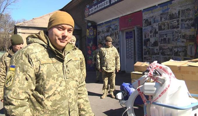 Командувач Об’єднаних сил Сергій Наєв передав чотирьом госпіталям ортези для поранених бійців та медичне майно
