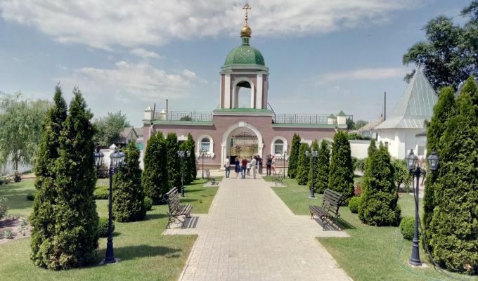 Перший туристичний маршрут: шість храмів та святе джерело 