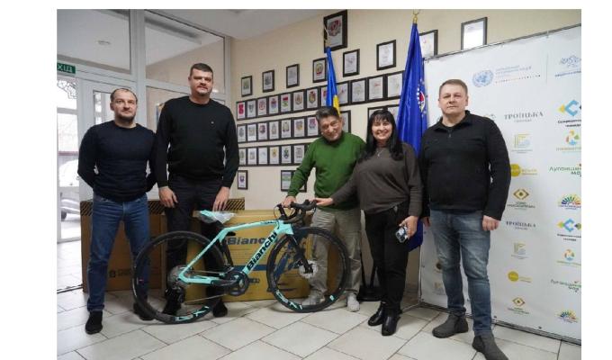 Луганські велогонщики отримали три нові професійні велосипеди