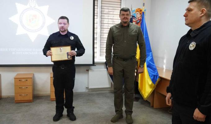 Оборона Луганщини, звільнення Харківщини та спецзавдання на Донеччині – Артем Лисогор вручив відзнаки Президента «За оборону України» поліцейським Луганщини