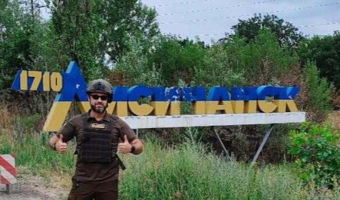 Нам своє робити: Лисичанський вчитель вісім років забезпечує бійців на фронті