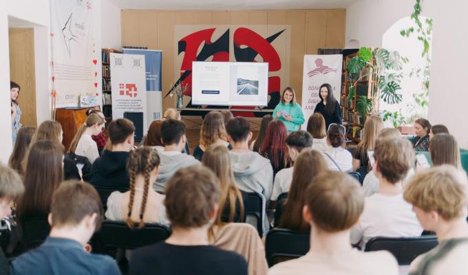 Луганська обласна бібліотека – мандрує Україною та допомагає військовим