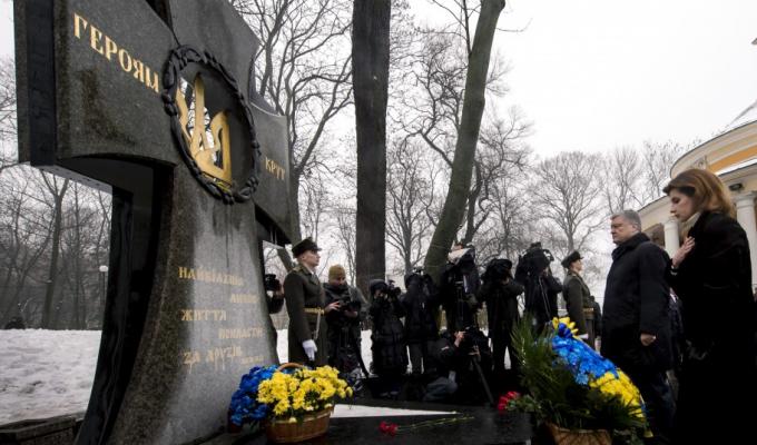 Президент разом з дружиною вшанували пам’ять Героїв Крут