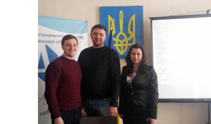 У приміщенні Кремінської райдержадміністрації відбувся семінар для бджолярів Луганської області