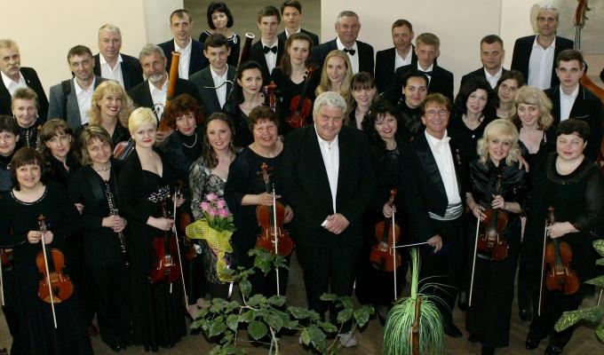 Вітаємо головного диригента Академічного симфонічного оркестру Євгенія Тутевича з нагоди присвоєння почесного звання України!