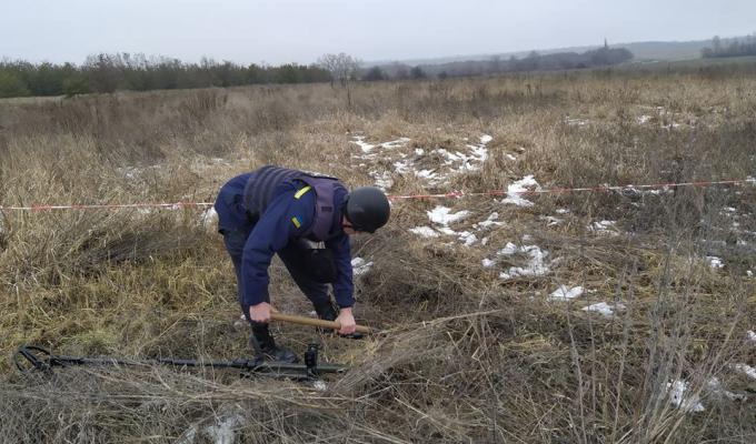 Піротехніками на Луганщині виявлено та вилучено чотири вибухонебезпечних предмета 
