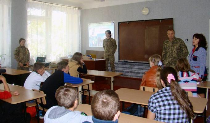 Офіцери цивільно-військового співробітництва провели заняття зі школярами Сєвєродонецька
