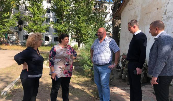 Постраждалі від ворожого обстрілу мешканці села Трьохізбенка отримають усю необхідну допомогу, – Олексій Смирнов 