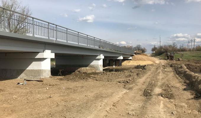 Відбудова мосту в Троїцькому підходить до завершення