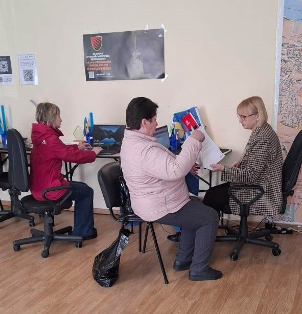 За останній рік Сіверськодонецька міська військова адміністрація трансформувала свою діяльність у розгалужену систему безпосередньої підтримки мешканців громади, які втратили свої домівки. Основний фокус змістився на пряме цільове фінансування людей та впровадження унікальних для України соціальних інструментів. Особлива увага приділяється підтримці внутрішньо переміщених осіб, військовослужбовців та їхніх родин, які потребують допомоги в нових умовах життя.  «Ми першими в Україні зруйнували стереотип, що п