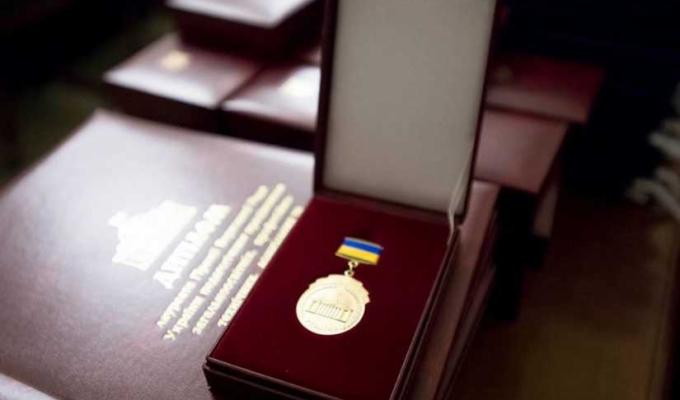 Двом освітянам Луганщини присуджено парламентську премію