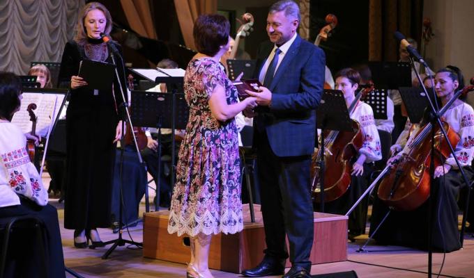 Юрій Гарбуз вручив знаним жителям Луганщини державні нагороди та обласні відзнаки