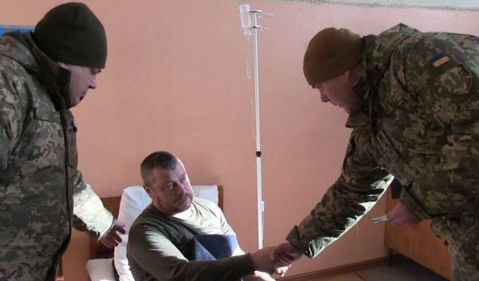 Командувач ООС відвідав поранених та травмованих військовослужбовців 72 ОМБР імені Чорних Запорожців