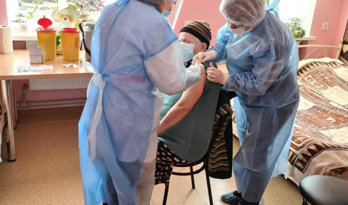 Проведено вакцинацію проти коронавірусної хвороби у   стаціонарних закладах соціальної сфери області
