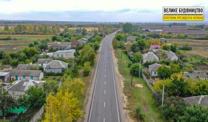 Велике будівництво: на відновленій дорозі між Старобільськом і Новоайдаром нанесено розмітку, облаштовують тротуари та освітлення