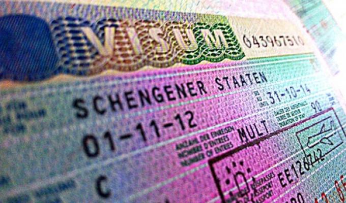Статистика - попит на шенгенські візи впав удвічі