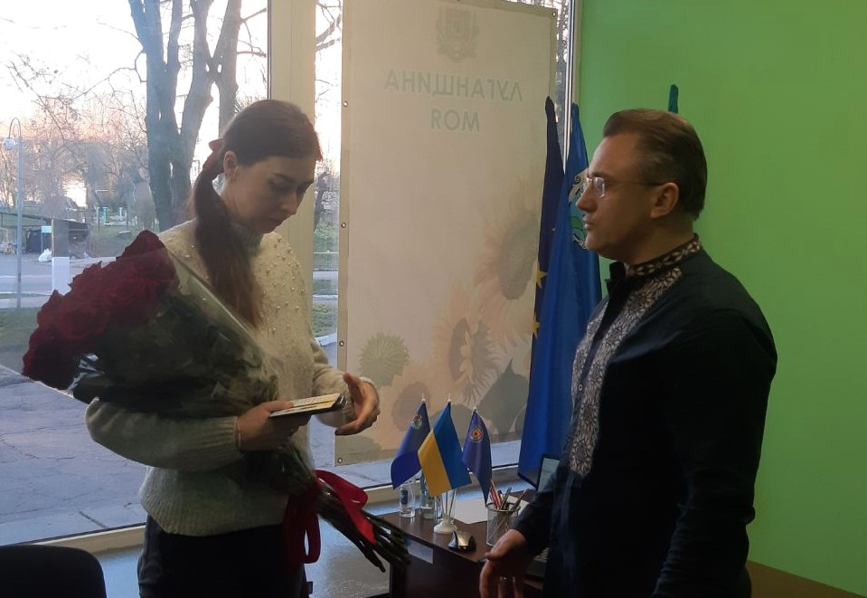 Знак пошани «Захиснику Луганщини» передали дружині загиблого прикордонника Олександра Корольчука