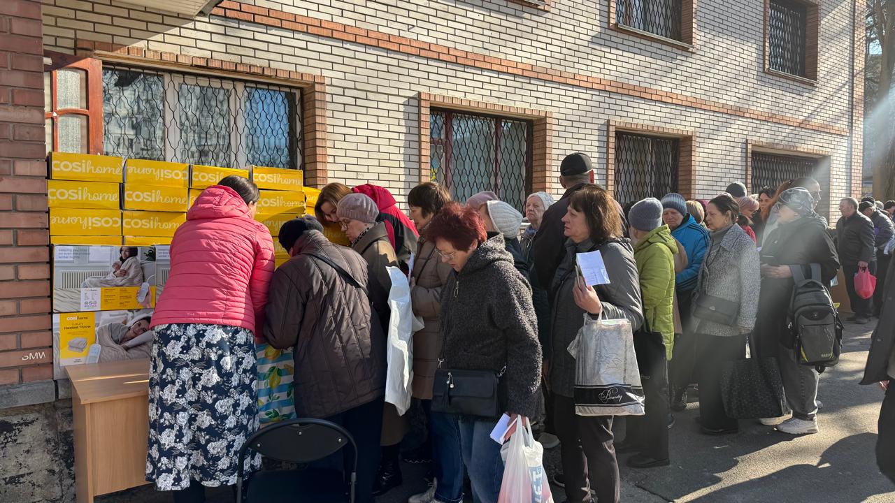 На Київщині ще чотирьомстам ВПО видані продуктові пакунки та речі