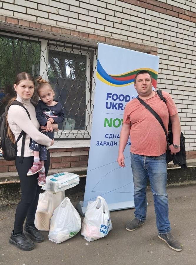 Малеча з Луганщини вітала матусь зі святом