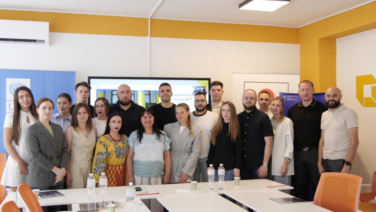 У Києві на базі хабу стійкого бізнесу Східноукраїнського національного університету імені Володимира Даля відбувся інтенсив «Youth Policy Hub: Екосистема спроможності та стратегічного лідерства», присвячений розвитку лідерського потенціалу молоді та її спроможності впливати на процеси ухвалення рішень у громадах і державі.  Участь у зустрічі взяли заступниця голови Луганської обласної державної адміністрації Катерина Безгинська та директор Департаменту освіти, культури, молоді та спорту Олексій Бльоскін.  Д