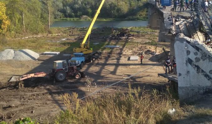 Єднаємо Луганщину: тривають відновлювальні роботи біля зруйнованого мосту