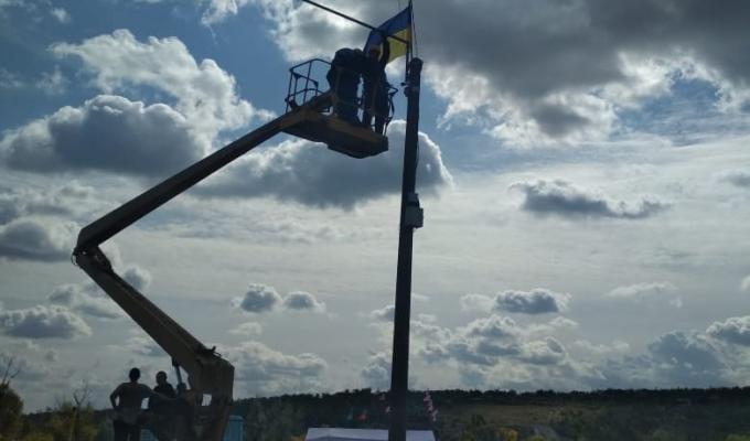 Єднаємо Луганщину: в районі КПВВ встановлюють ліхтарі