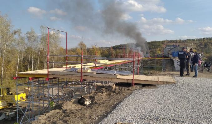 Єднаємо Луганщину: завершено монтаж металевих опор тимчасового мосту біля КПВВ 