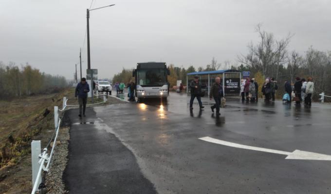 Єднаємо Луганщину: встановлено автобусну зупинку в районі зруйнованого мосту
