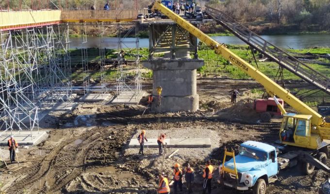 Єднаємо Луганщину: тривають роботи з відновлення зруйнованого мосту біля КПВВ «Станиця Луганська»