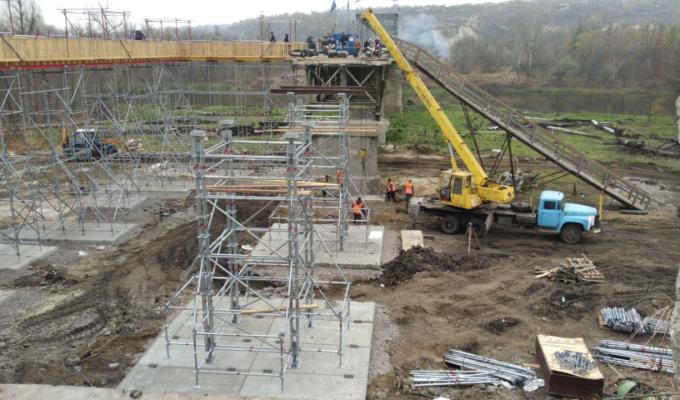 Єднаємо Луганщину: відбувається монтаж третьої тимчасової проміжної опори прольоту мосту, що відновлюється