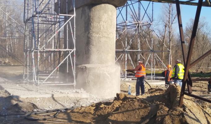 Єднаємо Луганщину: будівельники продовжують відновлювати міст біля КПВВ