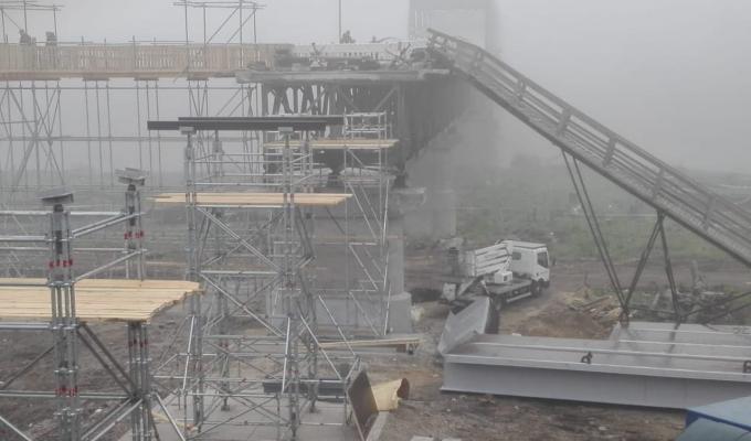 Єднаємо Луганщину: на мосту поблизу КПВВ «Станиця Луганська» не припиняється робота