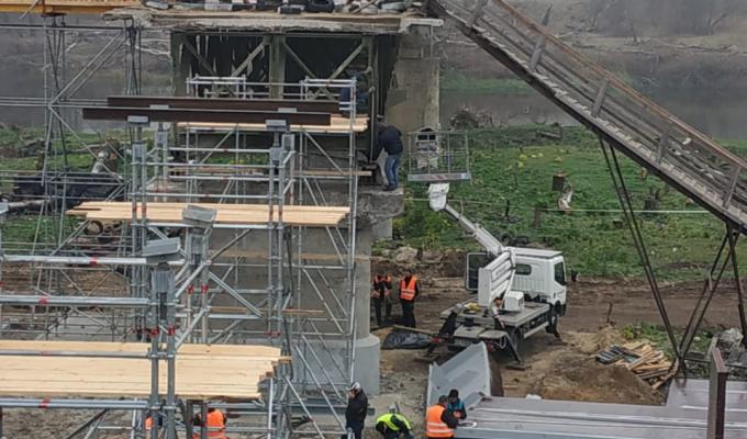 Єднаємо Луганщину: тривають бетонні роботи на відбудові зруйнованого мосту