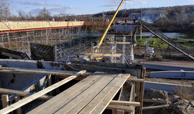 Єднаємо Луганщину: триває зведення опор зруйнованого мосту