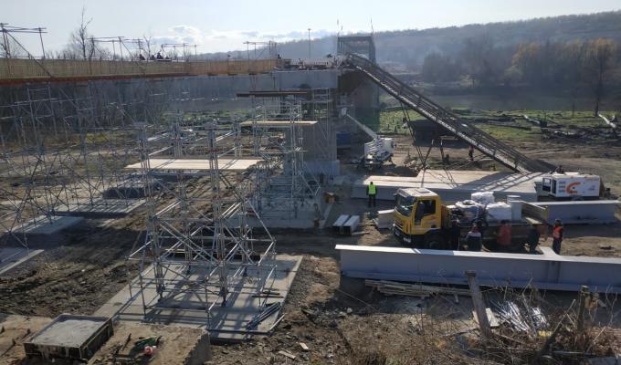 Єднаємо Луганщину: будівельники продовжують відновлювати міст біля КПВВ