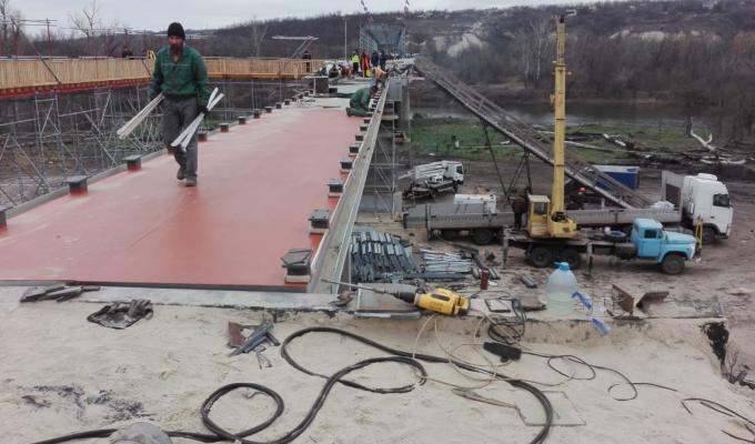 Єднаємо Луганщину: на пішохідний міст поблизу КПВВ «Станиця Луганська» наносять полімерне покриття