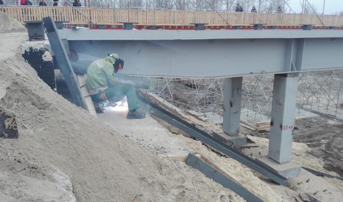 Єднаємо Луганщину: тривають роботи  з монтажу водовідливних конструкцій на мосту