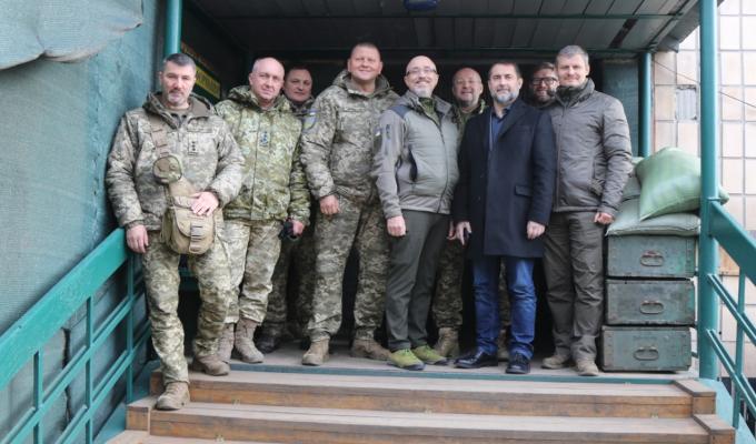 Сергій Гайдай разом із Міністром оборони України Олексієм Резніковим та Головнокомандувачем Збройних Сил України генерал-лейтенантом Валерієм Залужним відвідав військові підрозділи, що боронять Луганщину та Донеччину